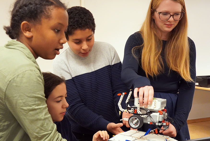 7.klassinger tester robot sammen med forsker Solveig Engebretsen