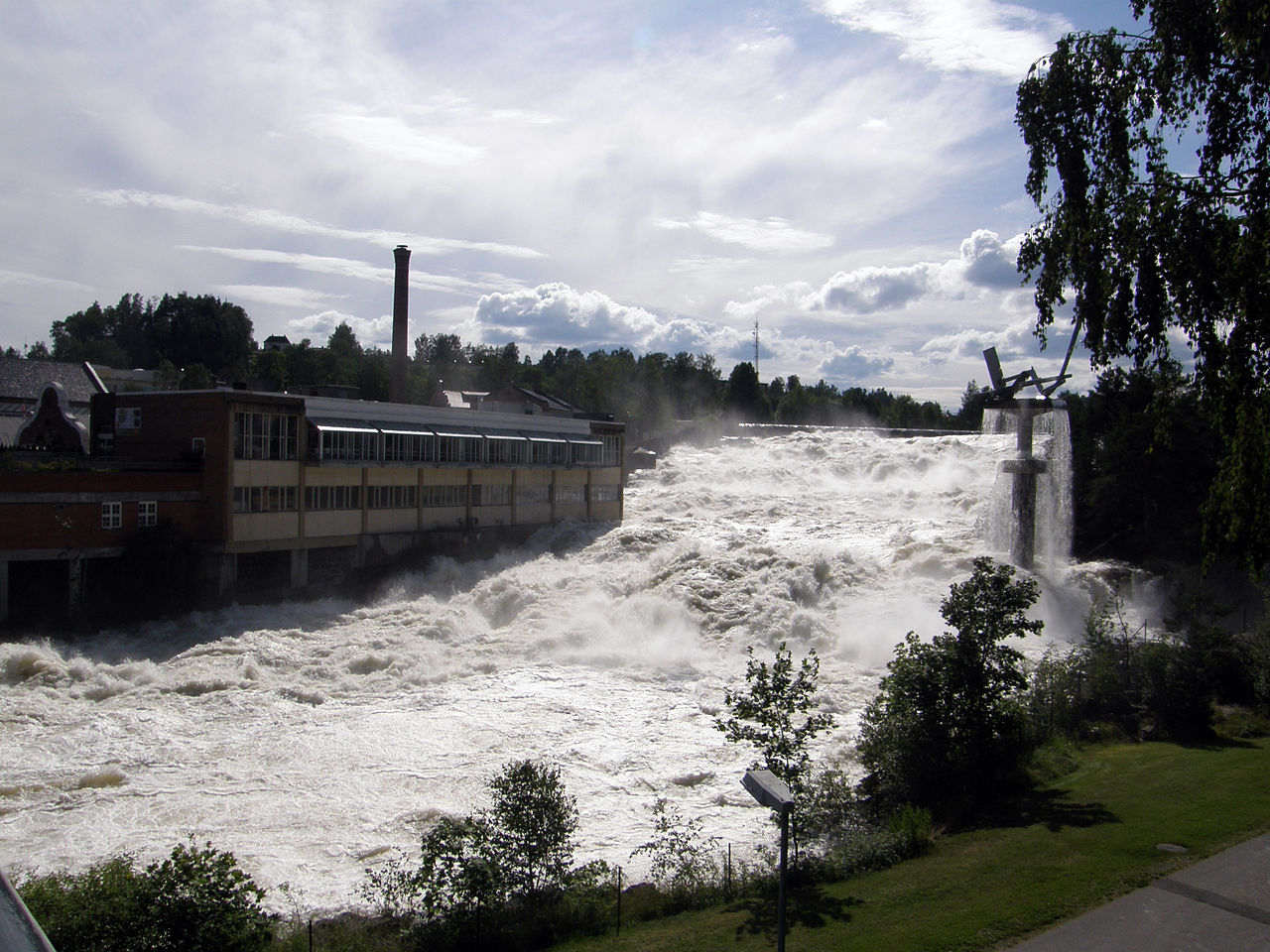 Hønefossen under the 20-year flood in July 2007. Photo: T. Bjørnstad/Wikimedia Commons