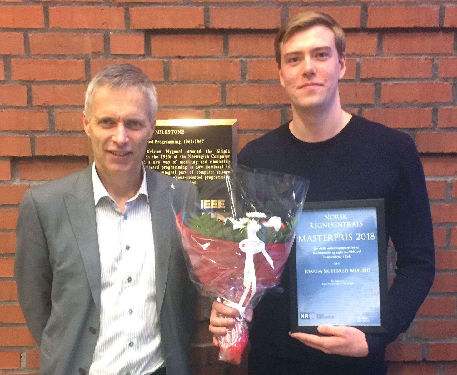 Masterprisvinner ved UiO 2018 Joakim Skjelbred Misund sammen med NRs adm. direktør Lars Holden.