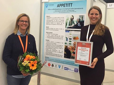 Kristin Jeppestøl med blomster og Caroline Farsjø med diplom foran Appetitt-poster
