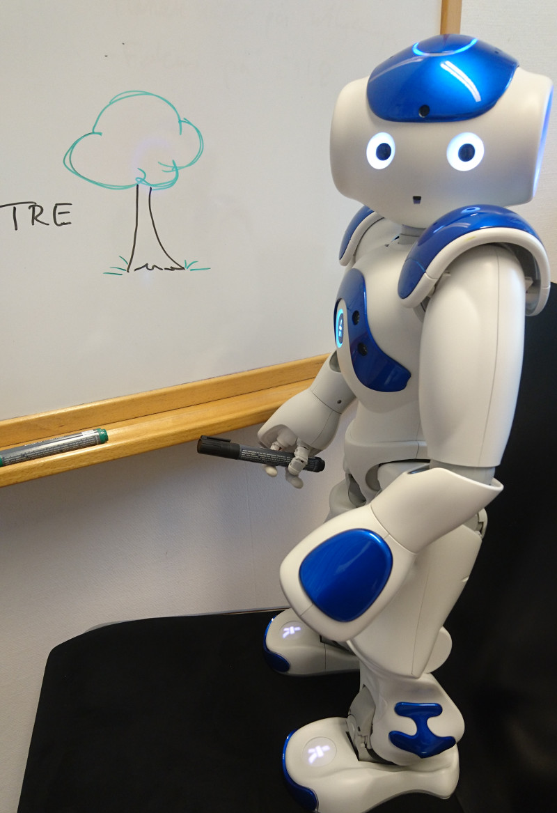 Nao-roboten foran en skole-tavle