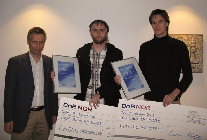 Fra venstre: NRs adm. direktør Lars Holden og vinnerne av NRs masterpris 2009 ved UiO: Evgenij Thorstensen og John Christian Ottem 