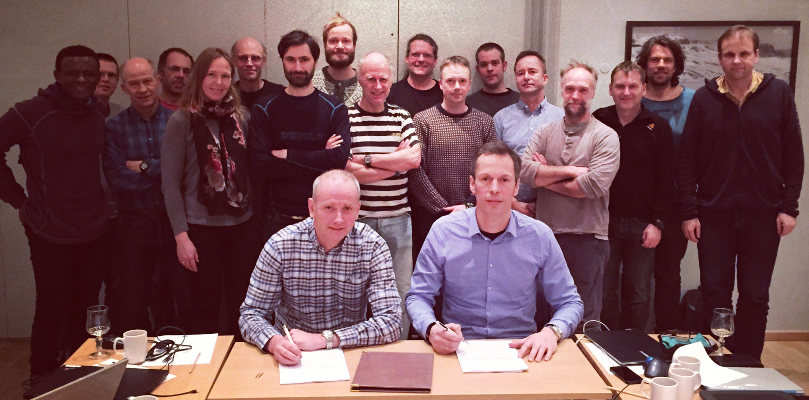 Forskningsdirektør Geir Huse (til høyre) fra Havforskningsinstituttet og ass. direktør André Teigland fra NR signerer den nye rammeavtalen under oppstartsmøte på Finse 22. februar. Foto Erik Olsen, HI.
